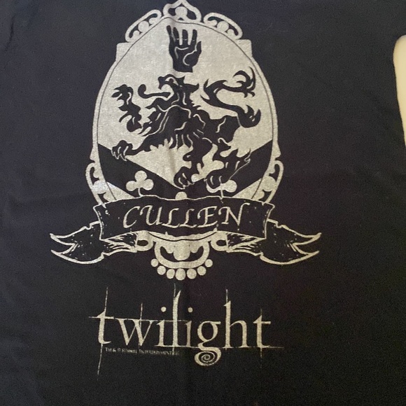 NWT Twilight Cullen Crest Black T-shirt - Picture 2 of 3